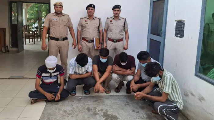 फोन हैक कर ठगी करने वाले छह साइबर ठग गिरफ्तार।