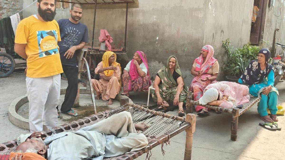 https://www.jagranimages.com/images/newimg/23092025/23_09_2025-villagers_on_cot_24056952.jpg