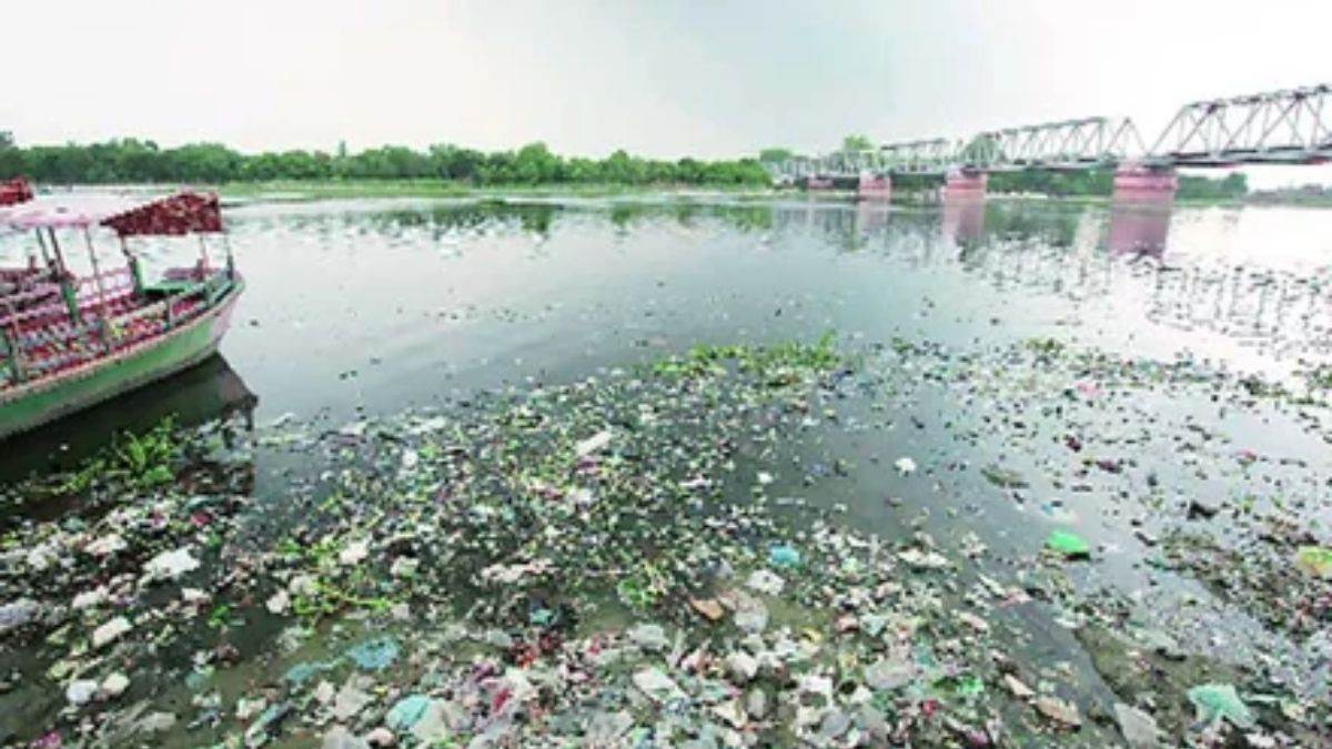 https://www.jagranimages.com/images/newimg/23092025/23_09_2025-yamuna_pollution_24056647_02451353.jpg