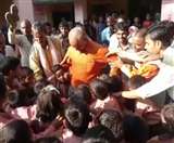 घटिया ड्रेस वितरण प्रकरण: शिक्षक के निलंबन के विरोध में उतरे बच्चे, जांच अफसर का घेराव Bahraich News