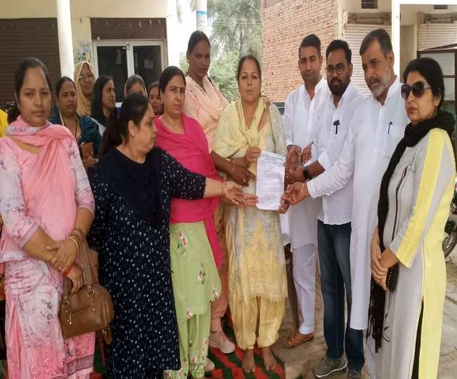 anganwadi workers sit on hunger strike in front of mla nathu ram office in abohar