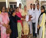 अबोहर में विधायक नत्थू राम के कार्यालय में भूख हड़ताल दौरान मांग पत्र सौंपती आंगनवाड़ी वर्कर व हेल्पर। (जागरण)