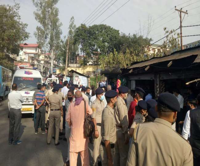 हमीरपुर शहर के बस अड्डा पर 12 खोखाधारकों पर प्रशासन ने शनिवार सुबह 9 बजे से कार्रवाई शुरू कर दी।
