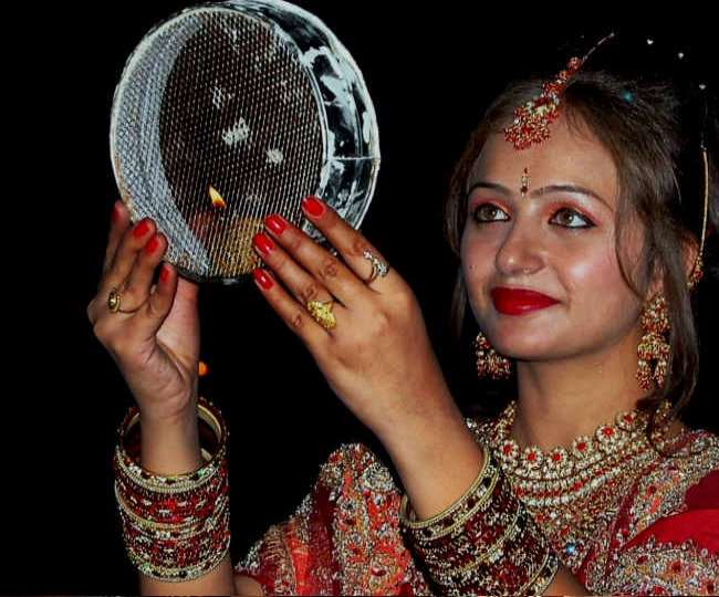Karwa Chauth 2021 Moonrise Time: जानिये, दिल्ली-एनसीआर के शहरों में कितने बजे दिखेगा चांद