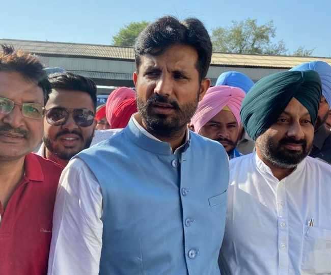 now raja vading also targeted the captain on the pretext of aroosa alam