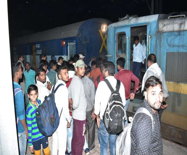 engine failure of gandhidham bhagalpur express in hathras track jam