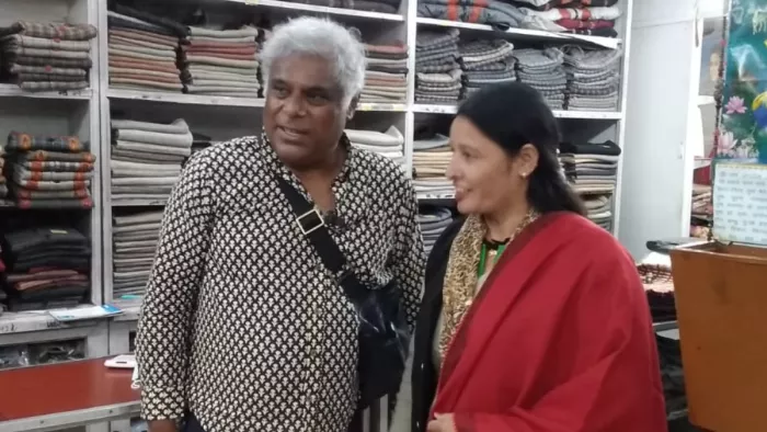 Ashish Vidyarthi: सोलन के हिमाचल इंपोरियम में प्रशंसक के साथ आशीष विद्यार्थी। जागरण