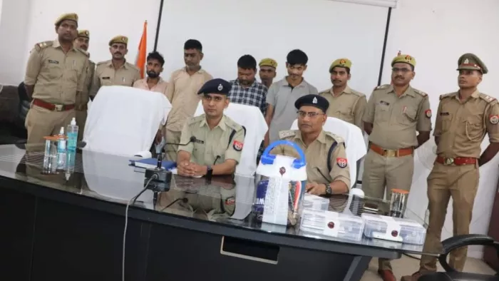 पकडे गए अपराधियों से चोरी की चार कार व बोलेरो, नीली बत्ती, उपकरण हुए बरामद
