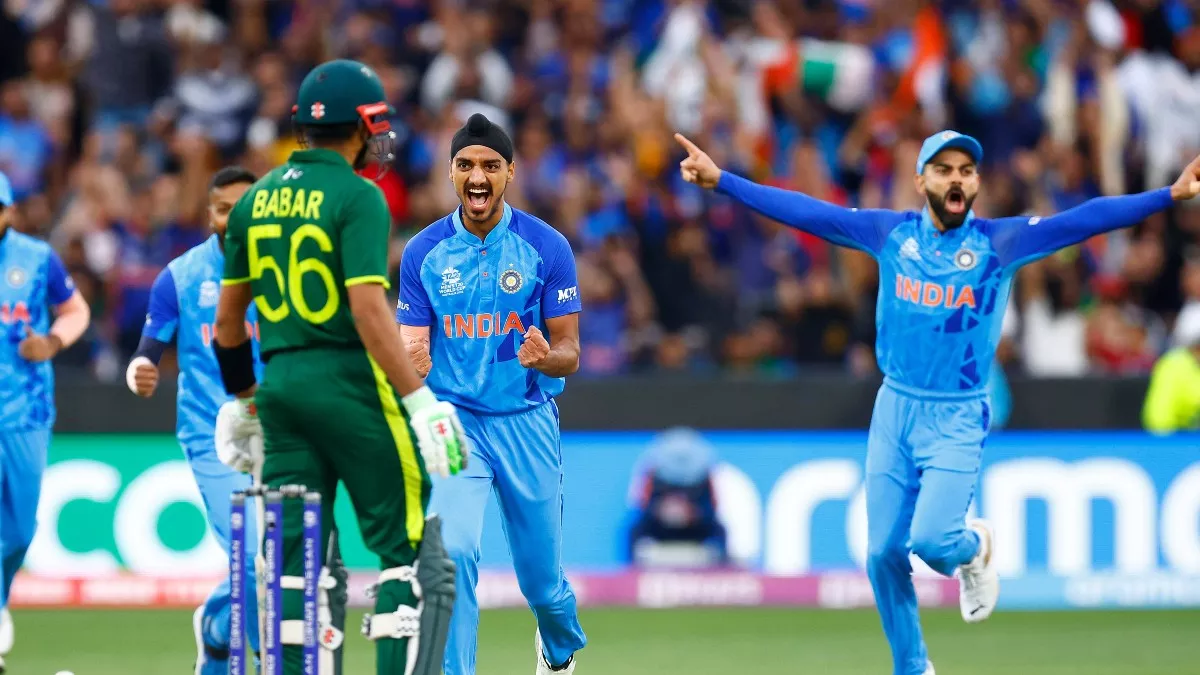 Ind vs Pak: टी20 विश्व कप 2022 डेब्यू मैच में अर्शदीप सिंह ने ली पहली गेंद पर विकेट, बाबर-रिजवान को किया आउट