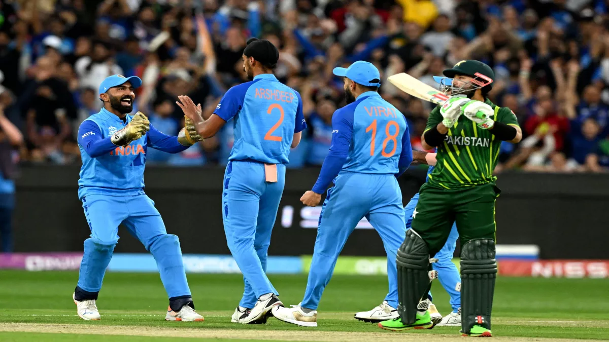 Ind vs Pak: भुवी की जगह अर्शदीप पर कप्तान ने जताया भरोसा, जानिए 19वें ओवर में उन्होंने दिए कितने रन