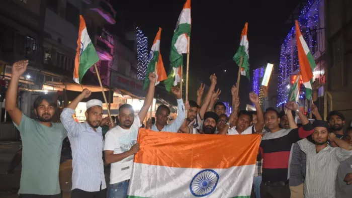 Meerut News भारत की रोमांचक जीत पर मेरठ में तिरंगे के साथ जुलूस निकाला गया।