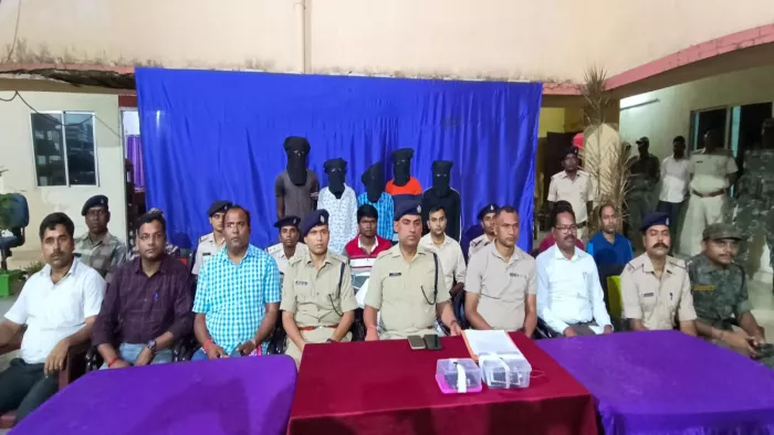 प्रेस वार्ता को संबोधित करते चाईबासा एसपी आशुतोष शेखर व अन्य।