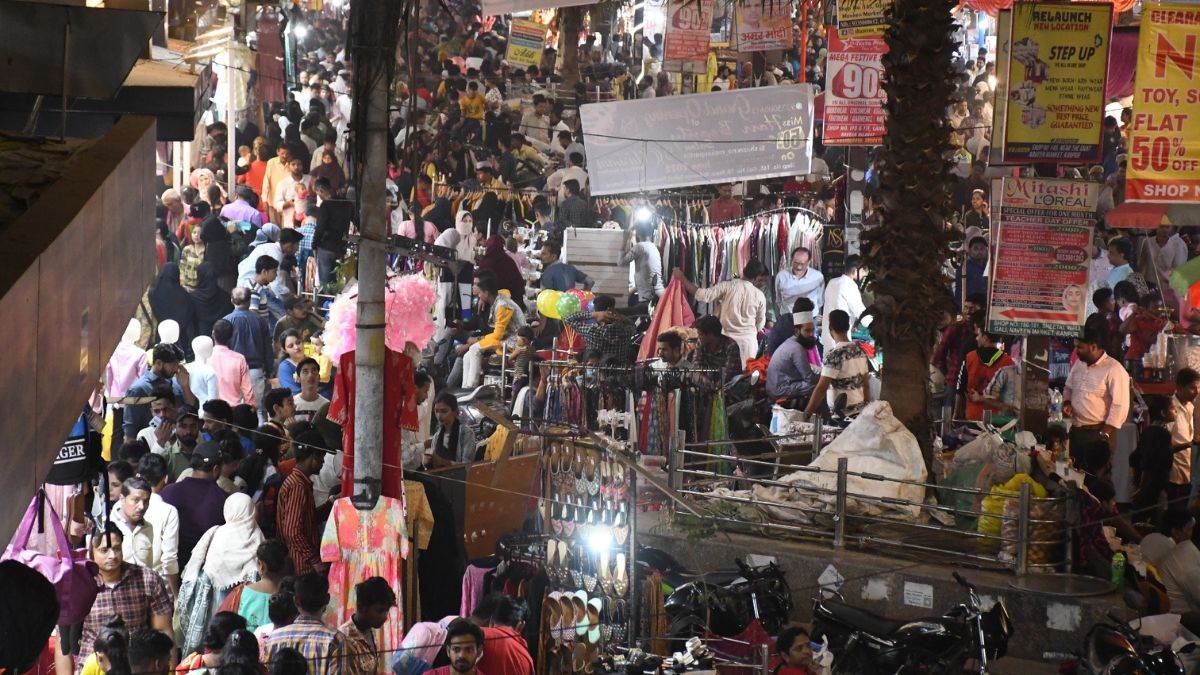 Dhanteras 2022 कानपुर के बाजारों में उमड़ती रही भीड़ और प्रदूषण से