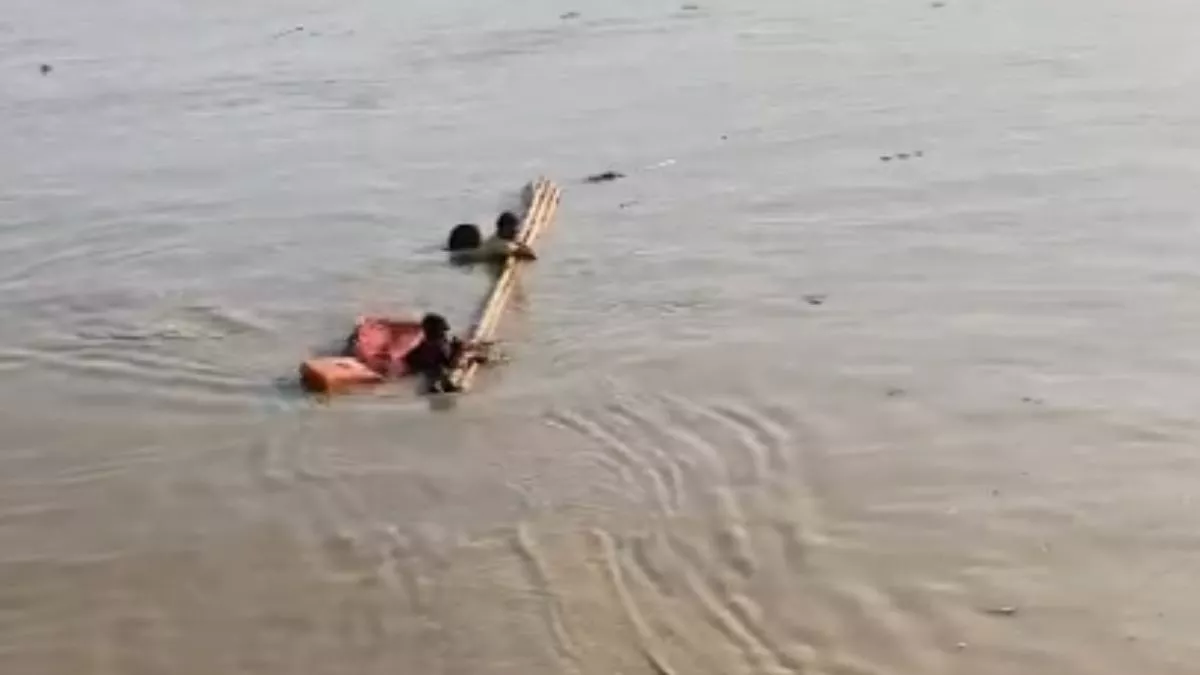 Patna Boat Accident: पटना में गंगा में डूब गई नाव। वीडियोग्रैब