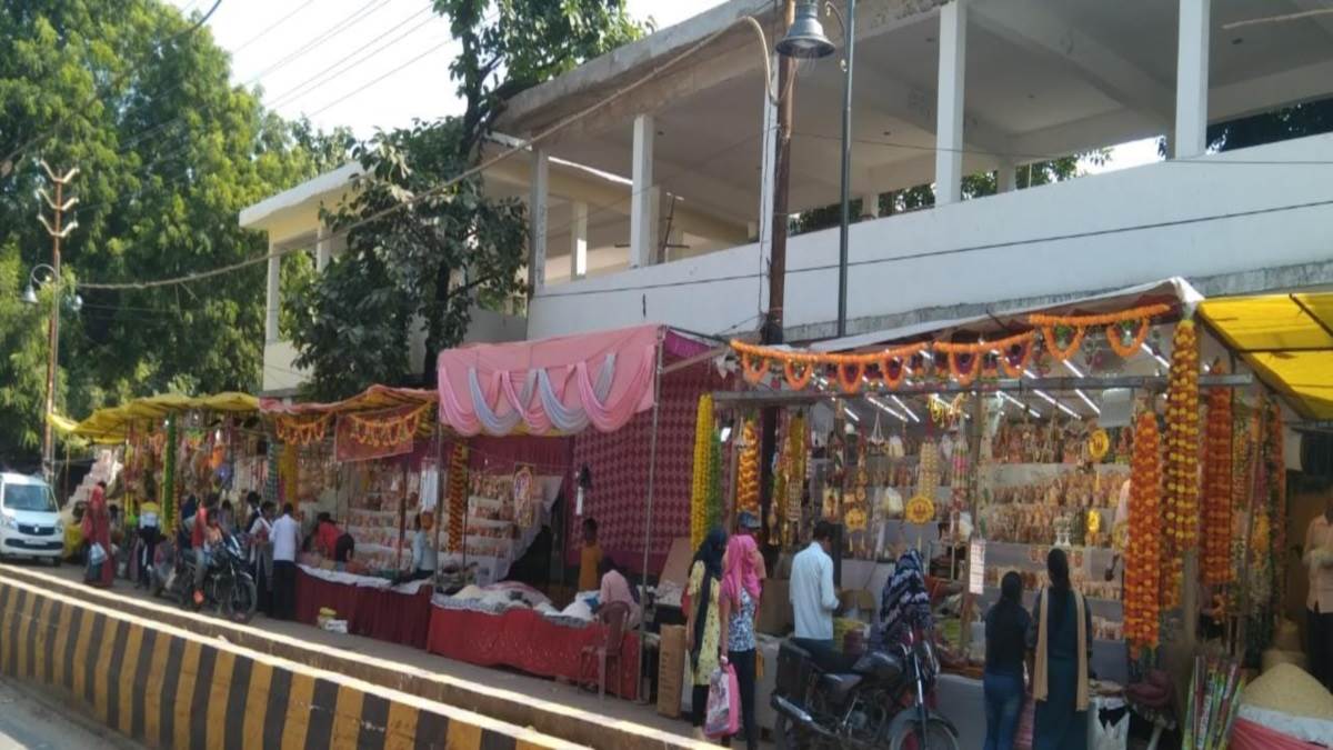 https://www.jagranimages.com/images/newimg/23102022/23_10_2022-pratapgarh_diwali_market_23159198.jpg