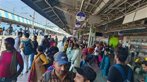 Diwali 2022:दीपावली पर घर लौटने वाले यात्रियों की ट्रेनों में काफी भीड़ है।