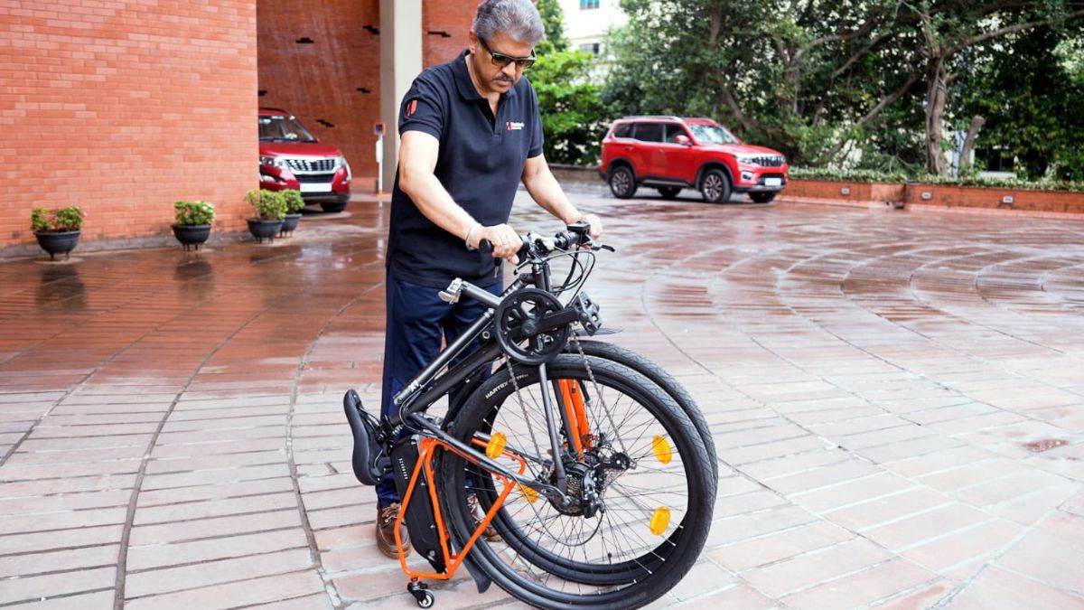 iit bombay students create the worlds first foldable diamond frame electric bike anand mahindra impress