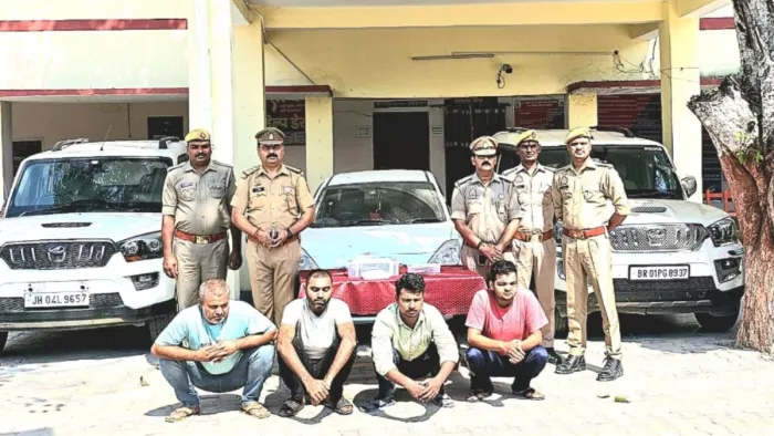 बलिया: गड़वार थाने में गिरफ्तार चोर और बरामद वाहन के साथ पुलिस। जागरण