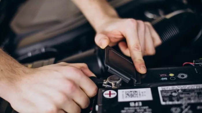 Car Battery की लाइफ बढ़ाने के लिए 4 चीजें ध्यान रखनी चाहिए।