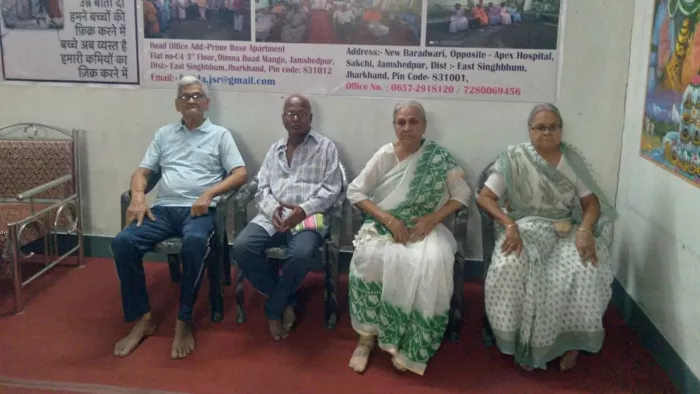 दुर्गा पूजा को याद कर आंखों से निकले आंसू; जिन्होंने कभी अंगुली पकड़ चलना सिखाया, आज हो गए बेसहारा