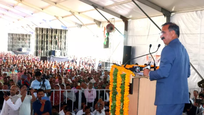 प्रदेश के सीएम सुक्खू पड्डल मैदान में संबोधन करते हुए