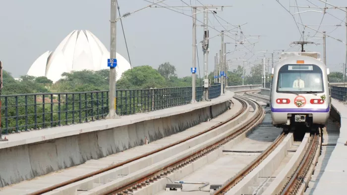 CAQM ने DMRC को दिए दिल्ली मेट्रो के फेरे बढ़ाने के आदेश।