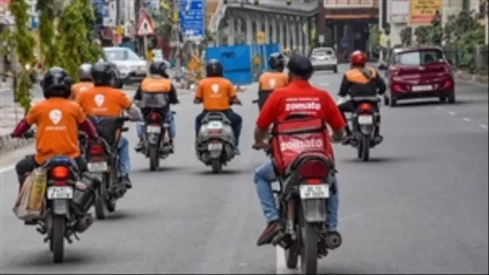 कंपनी का डिलीवरी ब्वॉय दो दर्जन से ज्यादा प्रोडक्ट के साथ कैश लेकर भागा। फाइल फोटो