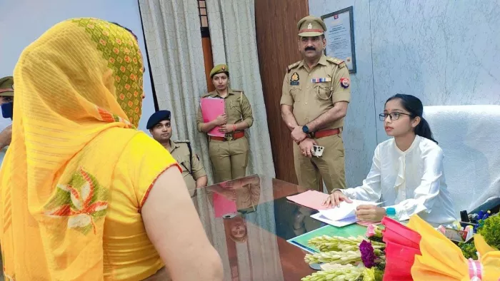10वीं की छात्रा गौरी वार्ष्णेय बनी थाना सिकंदरा की प्रभारी निरीक्षक। तस्वीर सोर्स जागरण।
