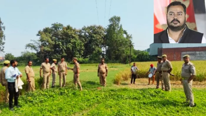 माफिया सुधीर सिंह के कब्जे की जमीन पर जब्ती का बोर्ड लगाती पुलिस। -जागरण