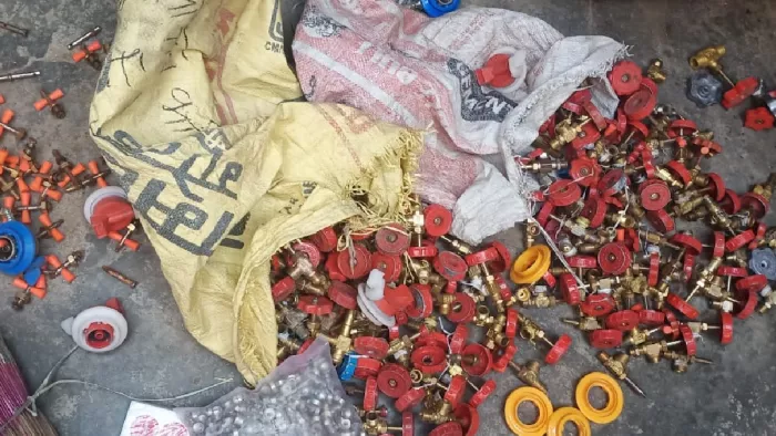 यूपी के इस जिले में पकड़ी गई नकली रेगुलेटर बनाने की फैक्ट्री