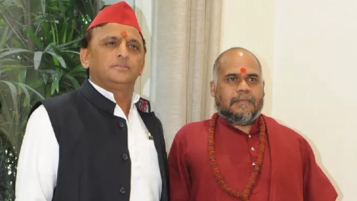 मध्य प्रदेश के मिर्ची बाबा ने की अखिलेश से मुलाकात।