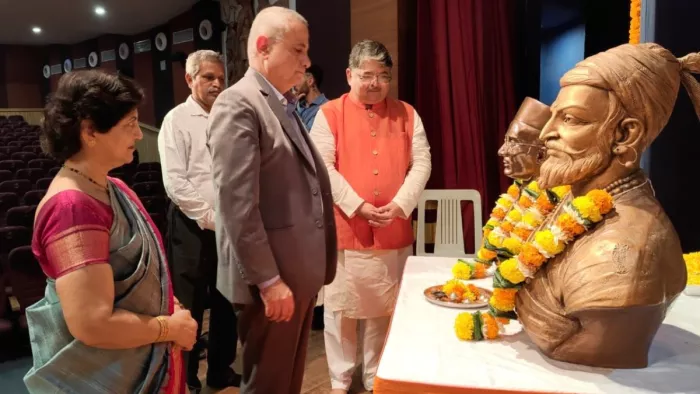 इजरायल के महावाणिज्य दूत ने की वीर सावरकर स्मारक में शस्त्र पूजा (Image: X/@KobbiShoshani)