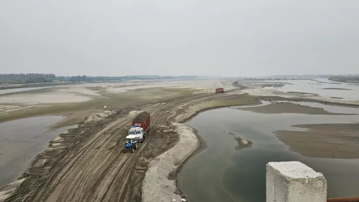 यमुना नदी की धारा बाधित कर धड़ल्ले से हो रहा अवैध खनन।