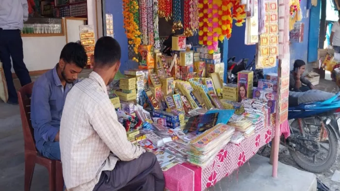 पिछले साल की तुलना में इस बार सभी पटाखों की कीमत बढ़ी है। जागरण