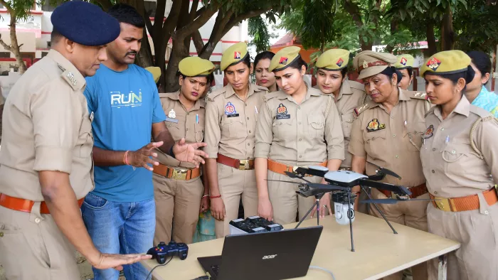 पुलिस परेड ग्राउंड में महिल पुलिस ड्रोन टीम को प्रशिक्षण दिलाते एएसपी चिरनंजीव नाथ सिन्हा जागरण