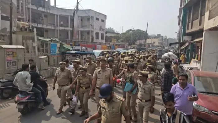 मंटोला में गैंगस्टर के घर संपत्ति जब्तीकरण करने के लिए पहुंची पुलिस टीम।