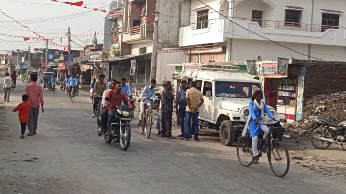 महराजगंज कस्बे में बढ़ी चहल पहल।- जागरण