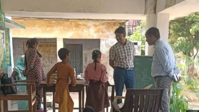 कैसरगंज के प्राथमिक विद्यालय कोनारी का निरीक्षण करते उप जिला अधिकारी आलोक प्रसाद।- जागरण