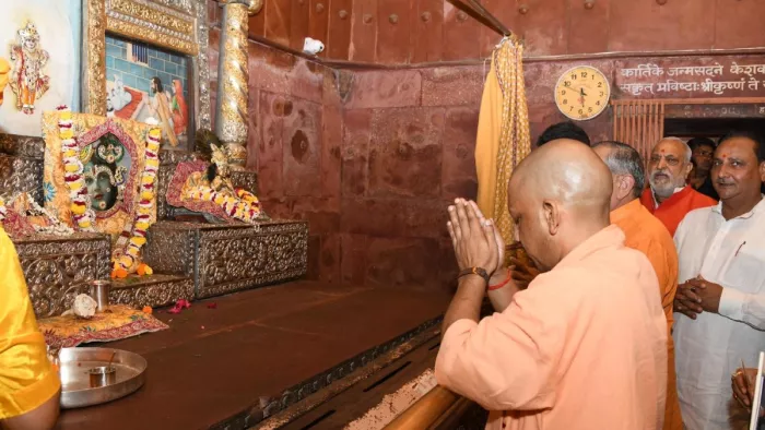 मंगलवार को श्रीकृष्ण जन्मस्थान पर गर्भगृह में कान्हा के दर्शन करते सीएम योगी आदित्यनाथ।फोटो-सौजन्य से सूचना विभाग