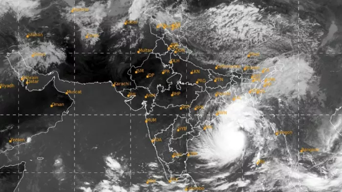 बुधवार, 23 अक्टूबर को दोपहर 12:15 से 12:42 बजे के बीच ली गई सैटेलाइट तस्वीर में चक्रवात 'डाना' की लोकेशन।