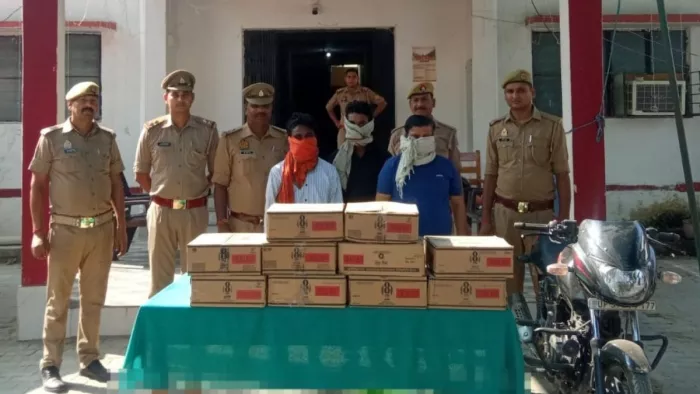 पकड़े गए अंतरराज्यीय शराब तस्कर के साथ पुलिस टीम l सौ. पुलिस मीडिया सेल