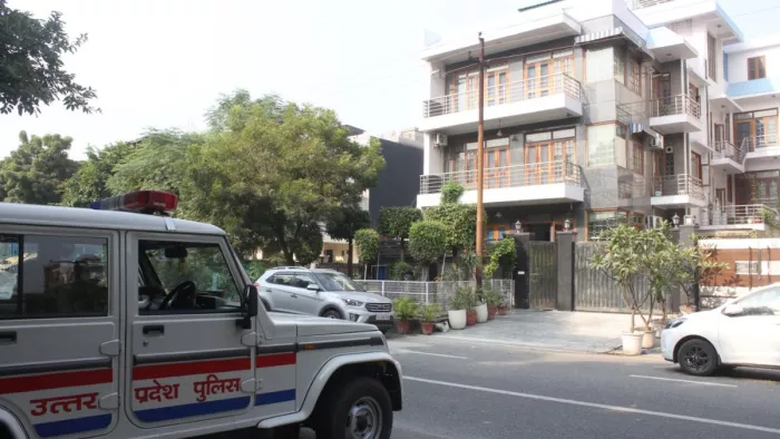 नोएडा व दिल्ली में पांच ठिकानों पर विजिलेंस की छापेमारी