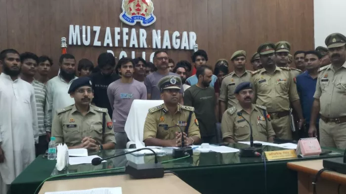 मुजफ्फरनगर पुलिस लाइन में बुढ़ाना प्रकरण में गिरफ्तार आरोपितों के बारे में जानकारी देते एसएसपी अभिषेक सिंह। जागरण
