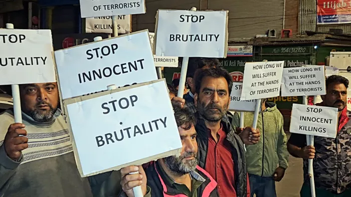 गांदरबल आतंकी हमले के बाद विरोध करते कश्मीर के लोग (एजेंसी)