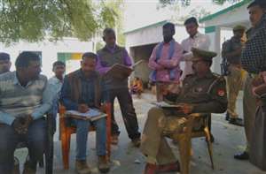 शिक्षिका की मनमानी, छात्रों को लेकर पहुंची डीएम कार्यालय