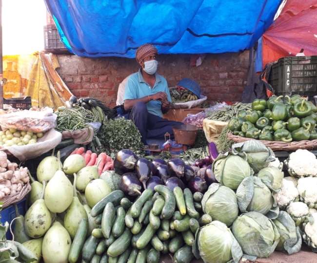 Delhi Vegetable Price Hike थोक में सस्ती सब्जी को कई गुना ज्यादा दाम