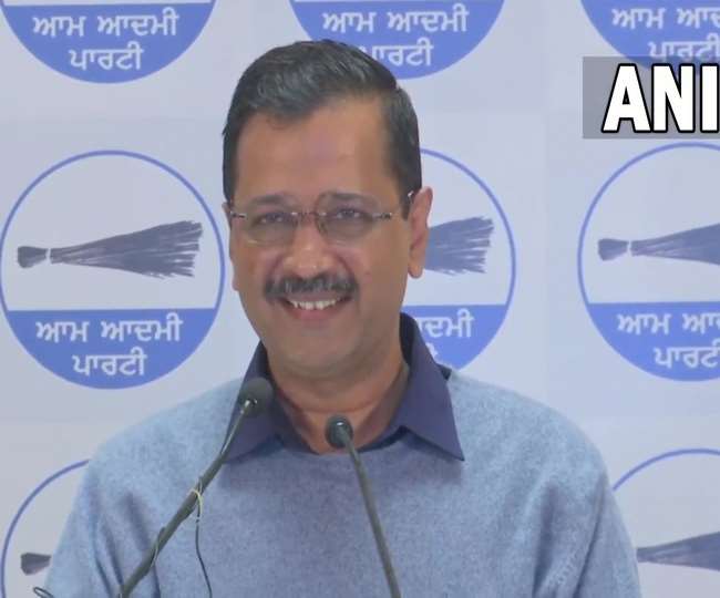 अमृतसर में पत्रकारोंंसे बातचीत करते आम आदमी पार्टी के कन्वीनर और दिल्ली के मुख्यमंत्री अरविंद केजरीवाल। (एएनआइ)