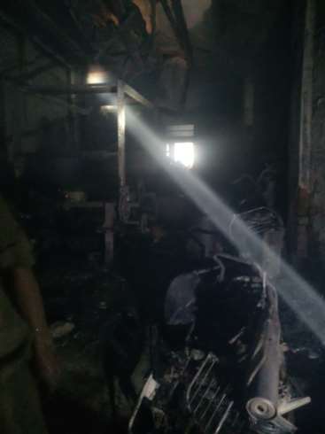 अलीगढ़ में सासनीगेट थाना क्षेत्र के सराय सुल्तानी इलाके में एक गत्ते की फैक्ट्री में आग लग गई।