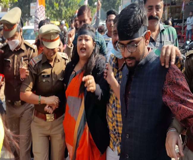महिला कांग्रेस की अध्यक्ष करिश्मा ठाकुर को हिरासत में लेती पुलिसकर्मी।