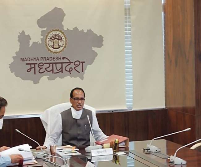 मुख्यमंत्री शिवराज सिंह चौहान अब से कुछ ही देर में कैबिनेट की बैठक लेंगे।